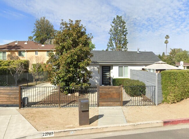 Beautiful 3 bedroom, 2 bath house in Woodl...