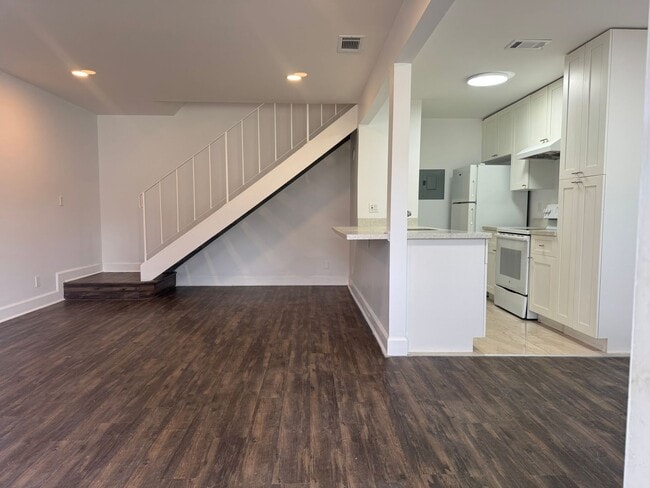 property at 807 Tiffany Dr W