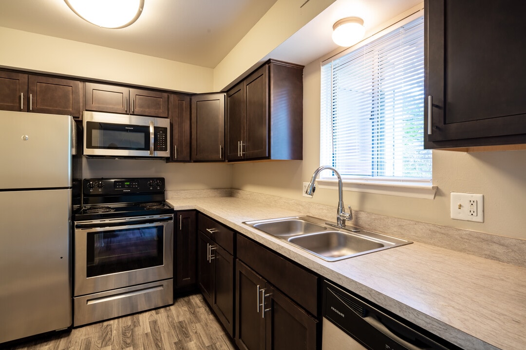 Whispering Winds Apartments in Rochester Hills, MI - Foto de edificio