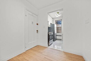 124-16 84th Rd in Queens, NY - Building Photo