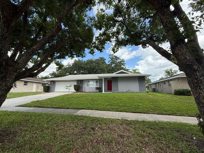 611 Green Briar Blvd in Altamonte Springs, FL - Foto de edificio - Building Photo