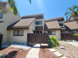 1170 Lake McGregor Dr in Ft. Myers, FL - Building Photo