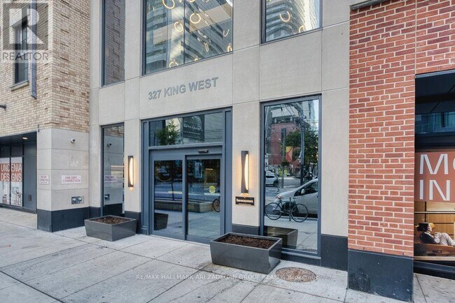 327 King St W in Toronto, ON - Building Photo - Building Photo