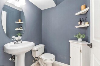 40 Primrose Ln in Long Hill, NJ - Foto de edificio - Building Photo