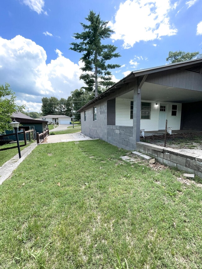 624 E South St in Neosho, MO - Building Photo - Building Photo