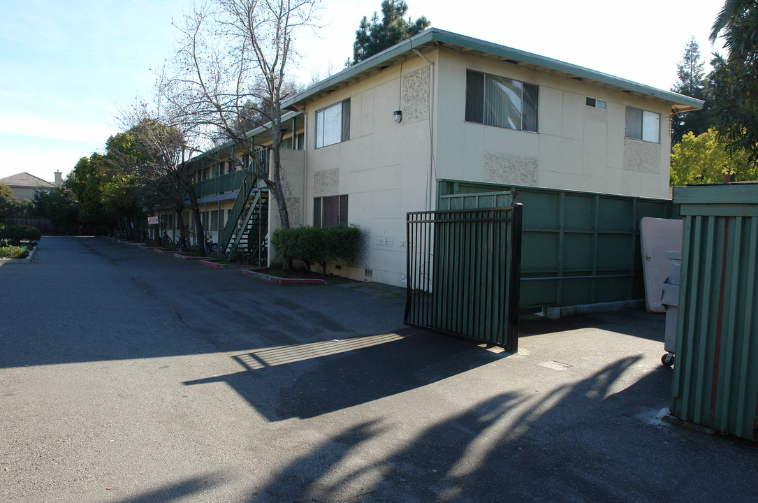 Camino Palms Apartments in Mountain View, CA - Building Photo