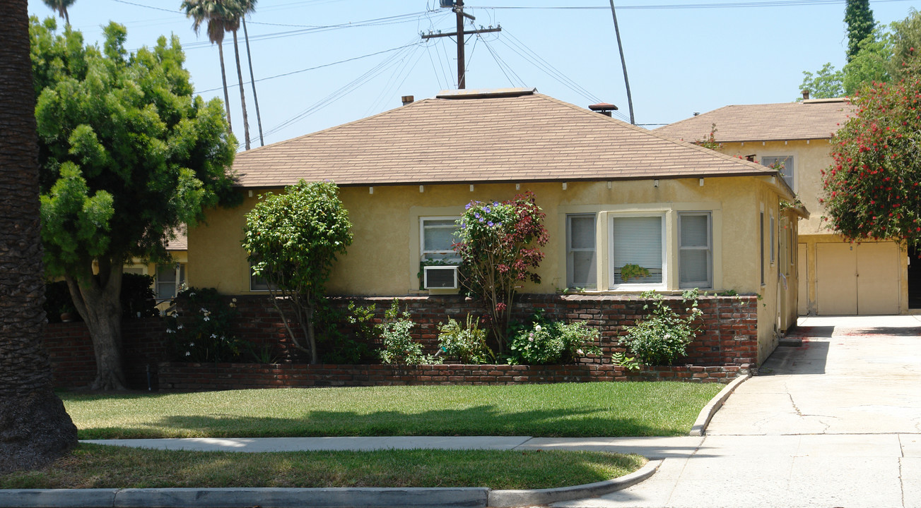 37-39 Greenwood Ave in Pasadena, CA - Building Photo