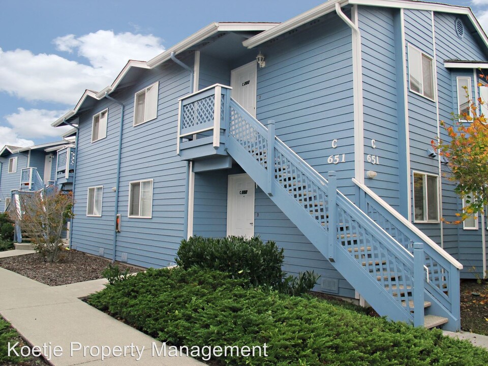 651 NE Ellis Way in Oak Harbor, WA - Building Photo