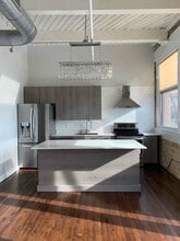 215 W Maple St in Milwaukee, WI - Building Photo - Building Photo