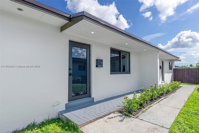 3221 SW 90th Ave in Miami, FL - Building Photo - Building Photo