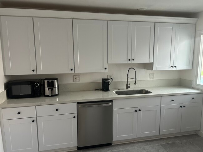 299 Robinhood Ln in Costa Mesa, CA - Foto de edificio - Building Photo