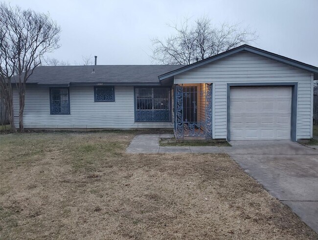8336 Bunche Dr in Dallas, TX - Building Photo - Building Photo