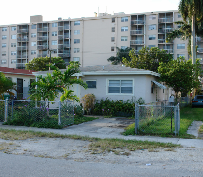 1250 NE 109th St in Miami, FL - Building Photo - Building Photo