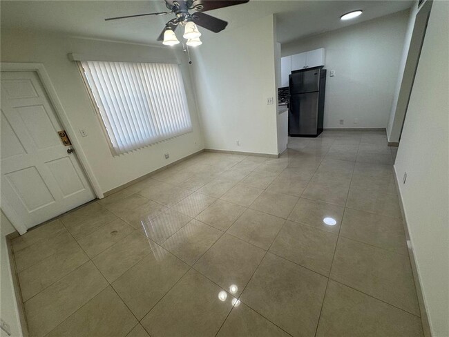 30 SE 4th Ave, Unit 116 in Hallandale Beach, FL - Building Photo - Building Photo