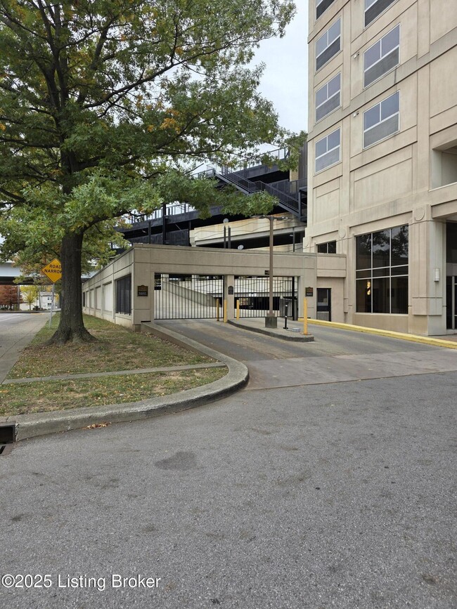 1 Riverpointe Plaza in Jeffersonville, IN - Building Photo - Building Photo