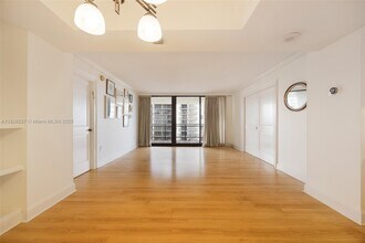 2901 S Bayshore Dr in Miami, FL - Building Photo - Building Photo