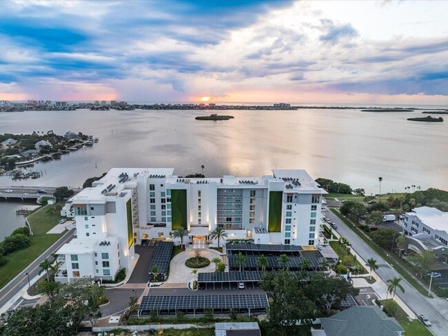1020 Sunset Point Rd, Unit 511 in Clearwater, FL - Foto de edificio - Building Photo