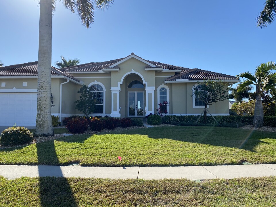 957 Hunt Ct in Marco Island, FL - Foto de edificio