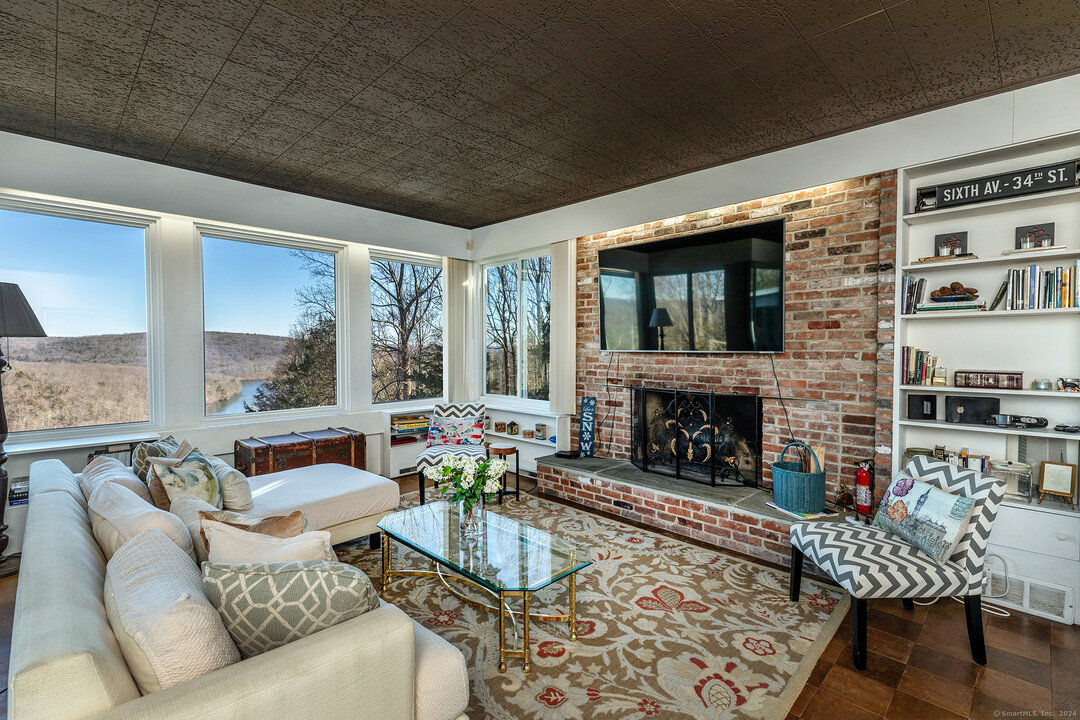 18 Elizabeth Ln in New Milford, CT - Building Photo