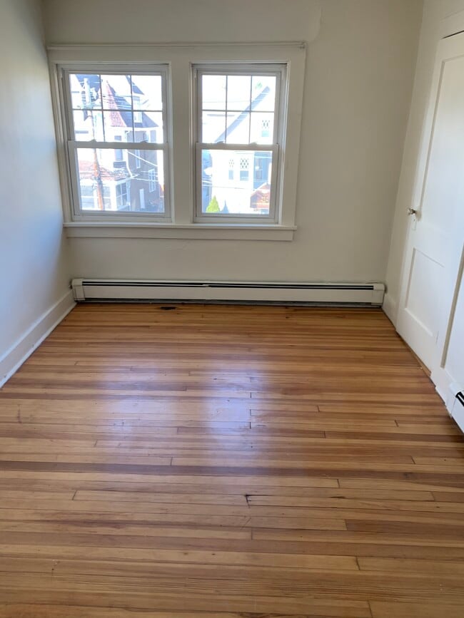 142 Washington St, Unit 1 in Bloomfield, NJ - Foto de edificio - Building Photo