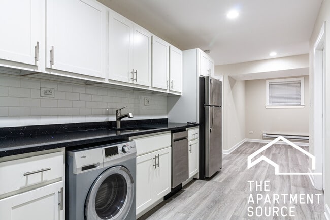 property at 726 W Roscoe St