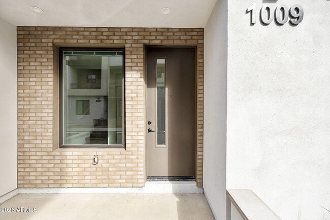 property at 406 W 7th St