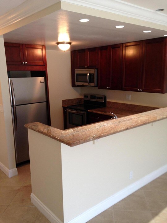 550 Bayshore Dr-Unit -215 in Fort Lauderdale, FL - Building Photo