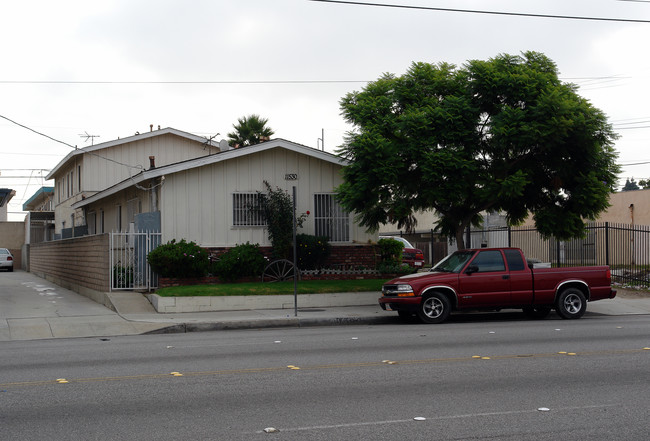 11530 Inglewood Ave in Hawthorne, CA - Building Photo - Building Photo