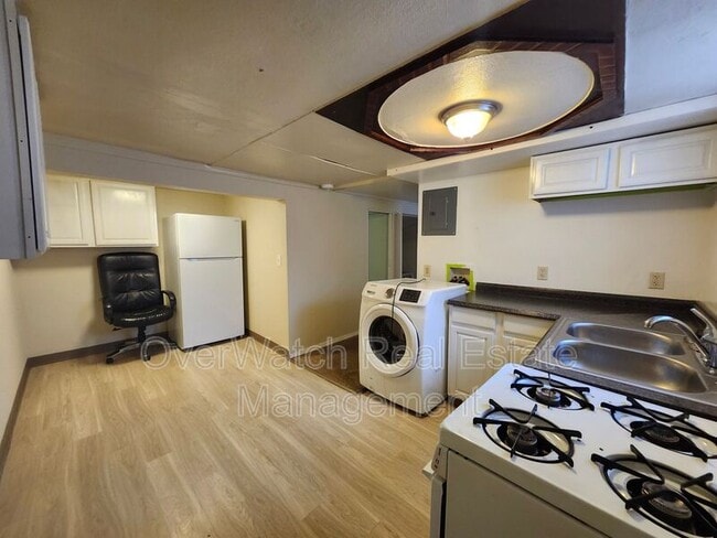 1550 Medfra St in Anchorage, AK - Building Photo - Building Photo