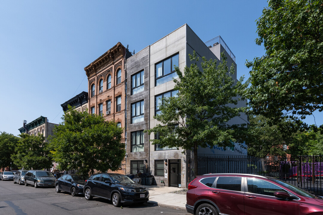 223 Pulaski St in Brooklyn, NY - Building Photo