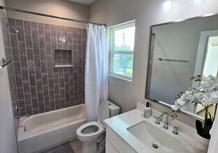 8326 Curry Rd in Houston, TX - Building Photo - Building Photo