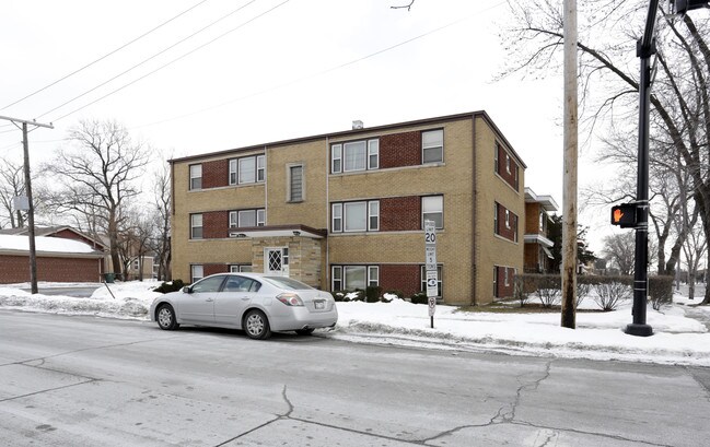 9301 S Pulaski Rd in Evergreen Park, IL - Foto de edificio - Building Photo