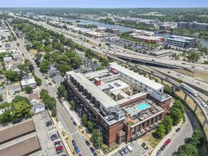 600 Broadway Ave NW, Unit 302 in Grand Rapids, MI - Foto de edificio - Building Photo