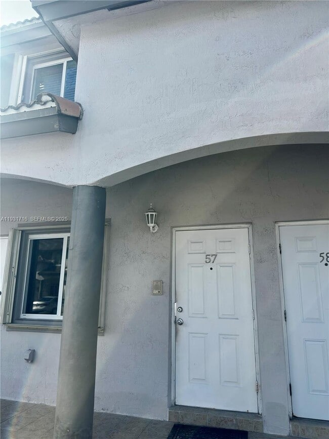 5655 NW 109th Ave in Doral, FL - Building Photo - Building Photo