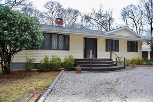 6 Crab Creek Rd in Shelter Island, NY - Building Photo