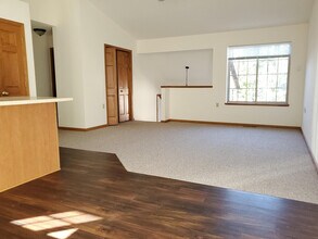 5707 Lake Edge Rd in McFarland, WI - Foto de edificio - Building Photo