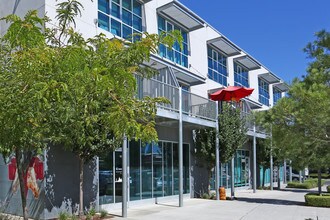 Iron Bird Lofts in Fresno, CA - Foto de edificio - Building Photo