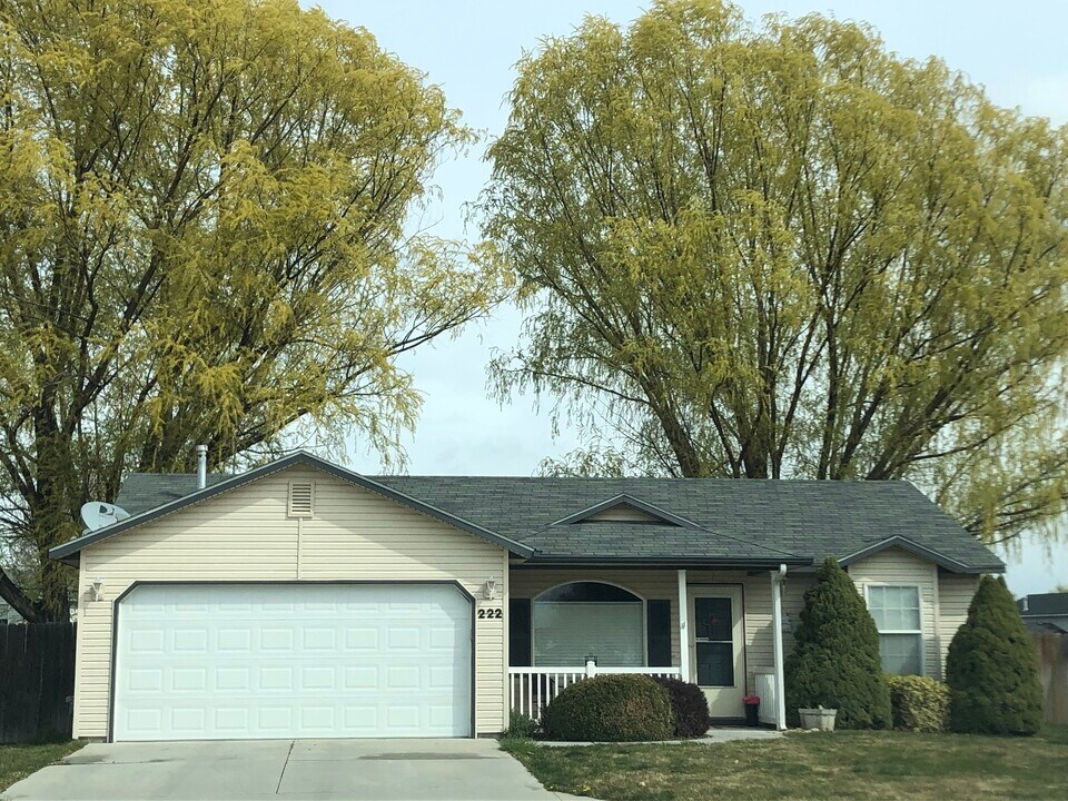 222 N Jefferson St in Nampa, ID - Building Photo