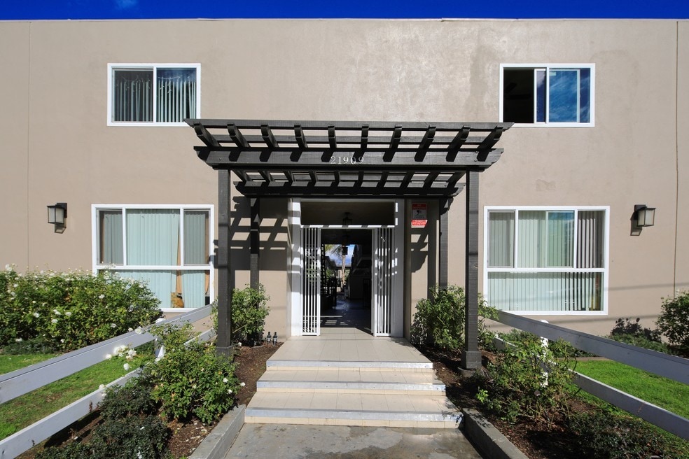 21909 Lanark St, Unit 25 in Los Angeles, CA - Building Photo