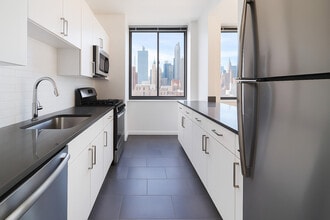 504 W 55th St in New York, NY - Building Photo - Building Photo