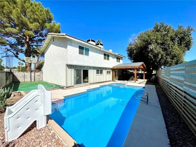2246 Windsor Dr in Henderson, NV - Building Photo - Building Photo