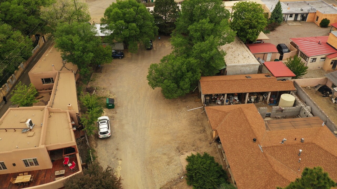 111-113 Elidio Ln in Taos, NM - Building Photo