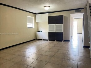 5470 W 26th Ct in Hialeah, FL - Foto de edificio - Building Photo