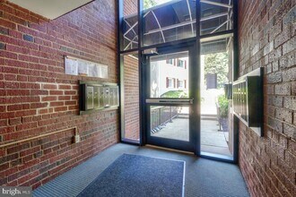 53 Skyhill Rd in Alexandria, VA - Building Photo - Building Photo