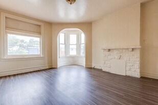 636 E Warrington Ave in Pittsburgh, PA - Building Photo