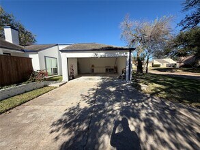 2218 Round Lake Dr in Houston, TX - Building Photo - Building Photo