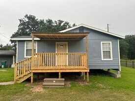 2319 Riverside Dr in Orange, TX - Building Photo