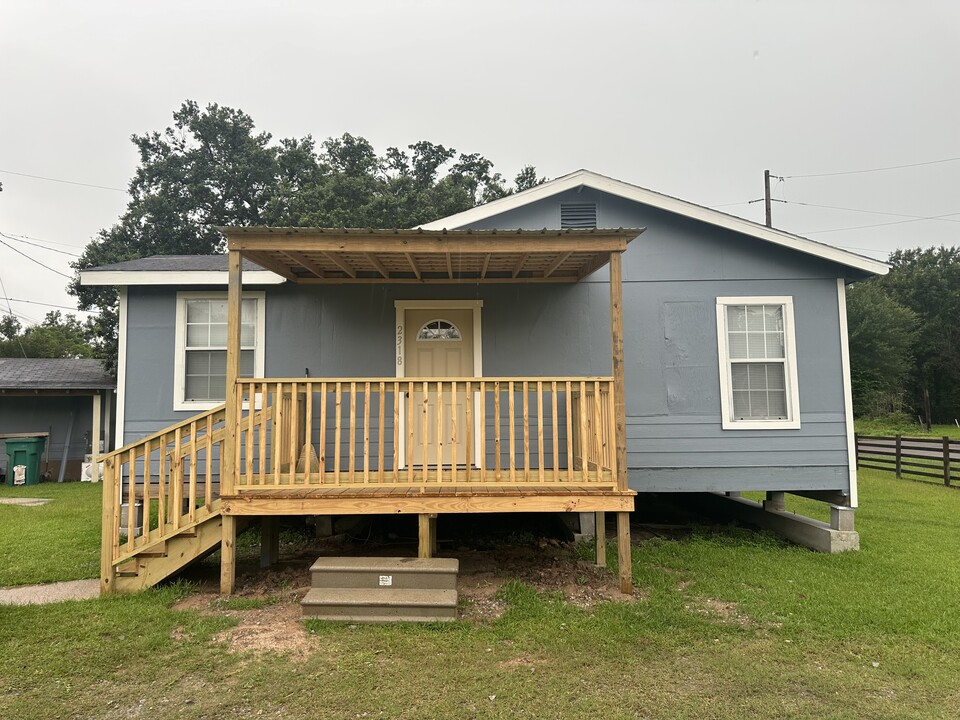2319 Riverside Dr in Orange, TX - Building Photo