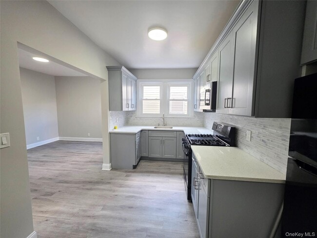 147 Jericho Tpke in Mineola, NY - Building Photo - Building Photo