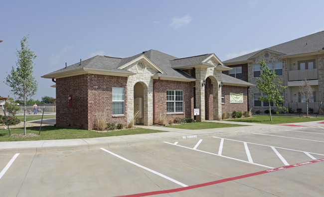 Granbury Place in Granbury, TX - Foto de edificio - Building Photo